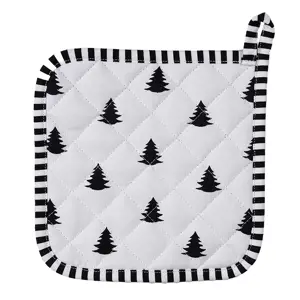 Produkt Bílo-černá bavlněná chňapka - podložka se stromky Black&White X-Mas - 20*20 cm Clayre & Eef