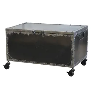 Produkt Černý antik kovový stolek na kolečkách ve tvaru bedny Trunk - 67*41*39 cm Chic Antique