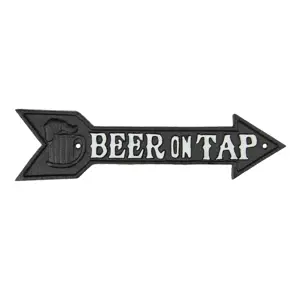 Produkt Delší kovová cedule ve tvaru šipky Beer on Tap - 32*1*8 cm Clayre & Eef