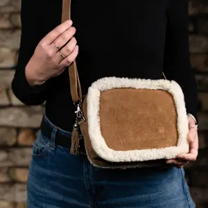 Hnědá kožená kabelka crossbody zdobená ovčí vlnou - 24*9*18cm Mars & More