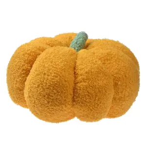 Produkt Oranžový dekorační polštář ve tvaru dýně Pumpkin - Ø 28*18 cm  Clayre & Eef