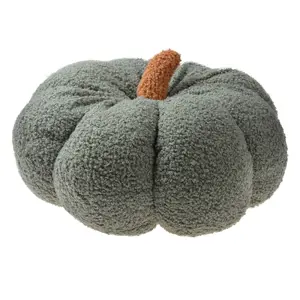 Produkt Zelený dekorační polštář ve tvaru dýně Pumpkin - Ø 28*18 cm  Clayre & Eef